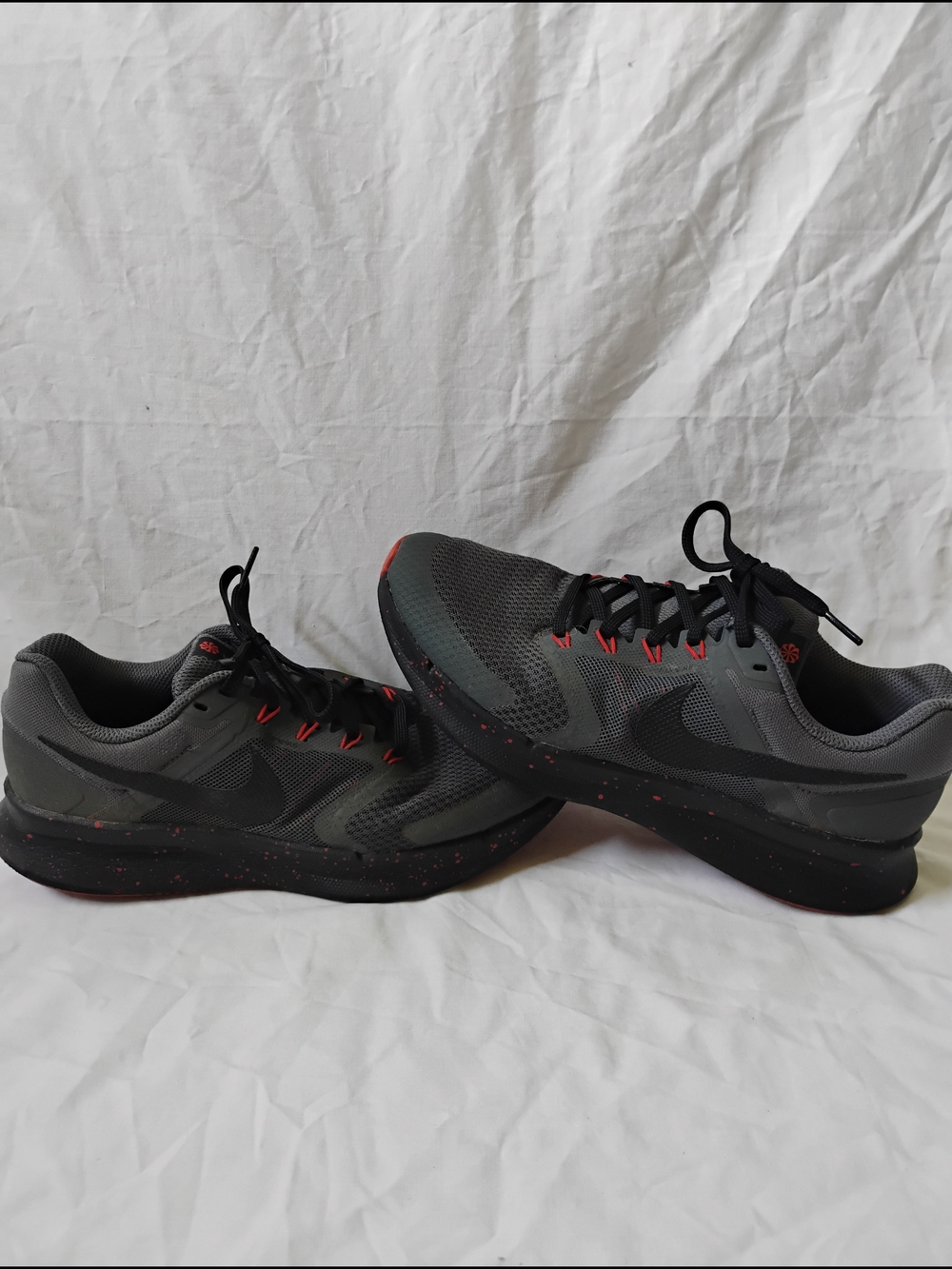 Nike Run Swift 3 Unisex Size 7.5 Dark Grey University Red Mesh Athletic Sneakers
